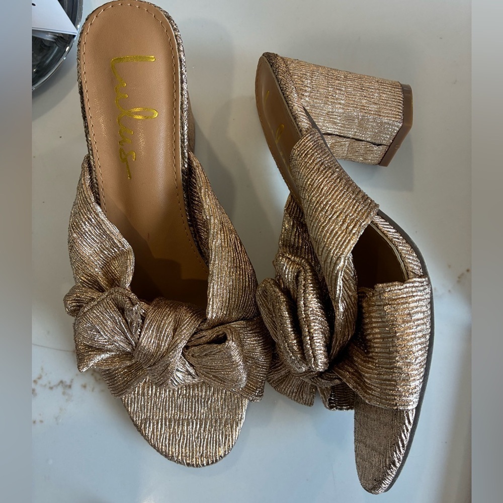 Lulus Gold Bow Heels Size 8